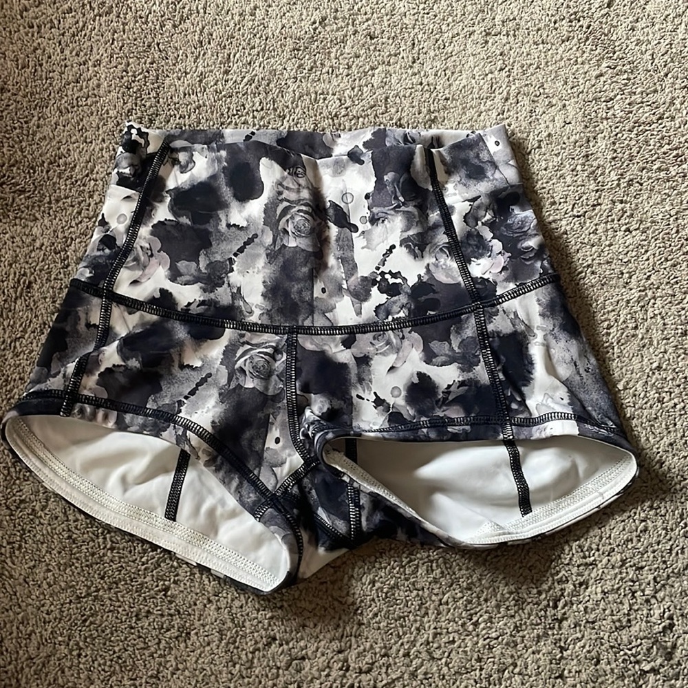 Lululemon size 4 booty shorts